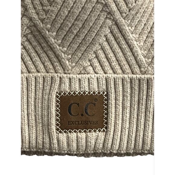 C.C Exclusive Winter Hat Womens One Size Beige Oatmeal Cable Knit Faux Fur Pom - Picture 2 of 7